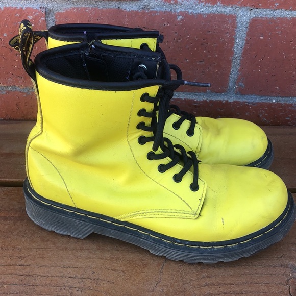 Bright yellow Docs. - Picture 2 of 4